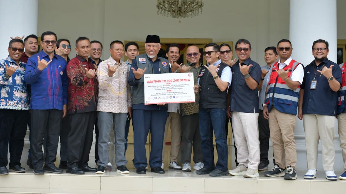 Bantuan 10 ribu sak semen untuk penanganan pascabencana yang diserahkan ke Pemprov Sumbar. (dok. istimewa)