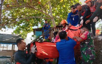 Evakuasi nelayan yang hilang di Pantai Sunua. (dok. Basarnas Padang)
