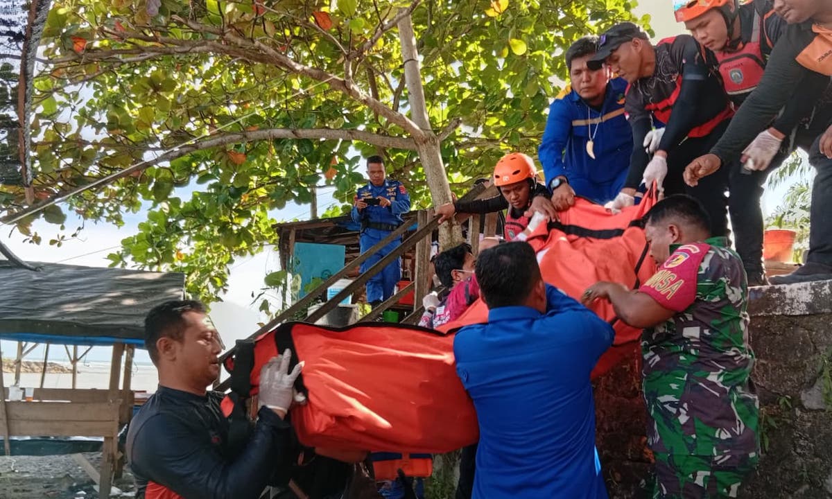 Evakuasi nelayan yang hilang di Pantai Sunua. (dok. Basarnas Padang)