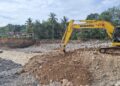 Excavator yang diturunkan PT Semen Padang untuk normalisasi sungai di Gunung Nago. (dok. istimewa)