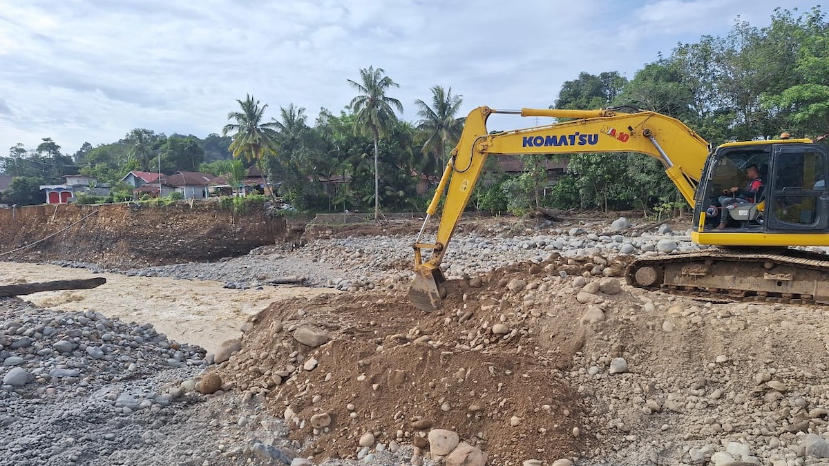 Excavator yang diturunkan PT Semen Padang untuk normalisasi sungai di Gunung Nago. (dok. istimewa)