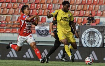 Gelandang Semen Padang FC Boubakary Diarra mengiring bola guna menghindari gelandang Bali United. (dok. IG SPFC)