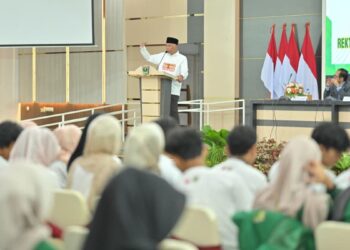 Gubernur Mahyeldi beri sambutan sebelum lepas 400 mahasiswa yang jadi tim verifikasi pendataan rumah rusak akibat bencana. (dok. adpsb)