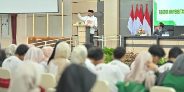 Gubernur Mahyeldi beri sambutan sebelum lepas 400 mahasiswa yang jadi tim verifikasi pendataan rumah rusak akibat bencana. (dok. adpsb)