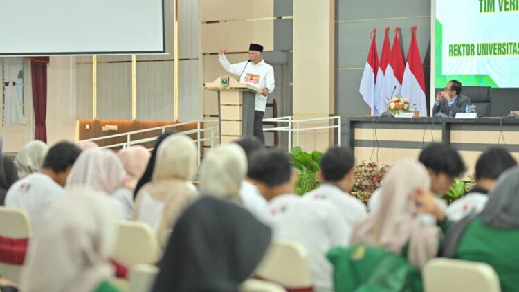 Gubernur Mahyeldi beri sambutan sebelum lepas 400 mahasiswa yang jadi tim verifikasi pendataan rumah rusak akibat bencana. (dok. adpsb)
