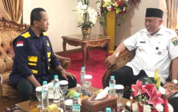 Gubernur Mahyeldi bersama Menteri ESDM Bahlil Lahadalia. (dok. istimewa)