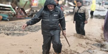 Gubernur Mahyeldi cek banjir bandang susulan di Maninjau. (dok. adpsb)