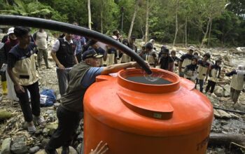 Gubernur Mahyeldi lakukan pipanisasi air bersih untuk warga terdampak bencana di Tanah Datar. (dok. istimewa)