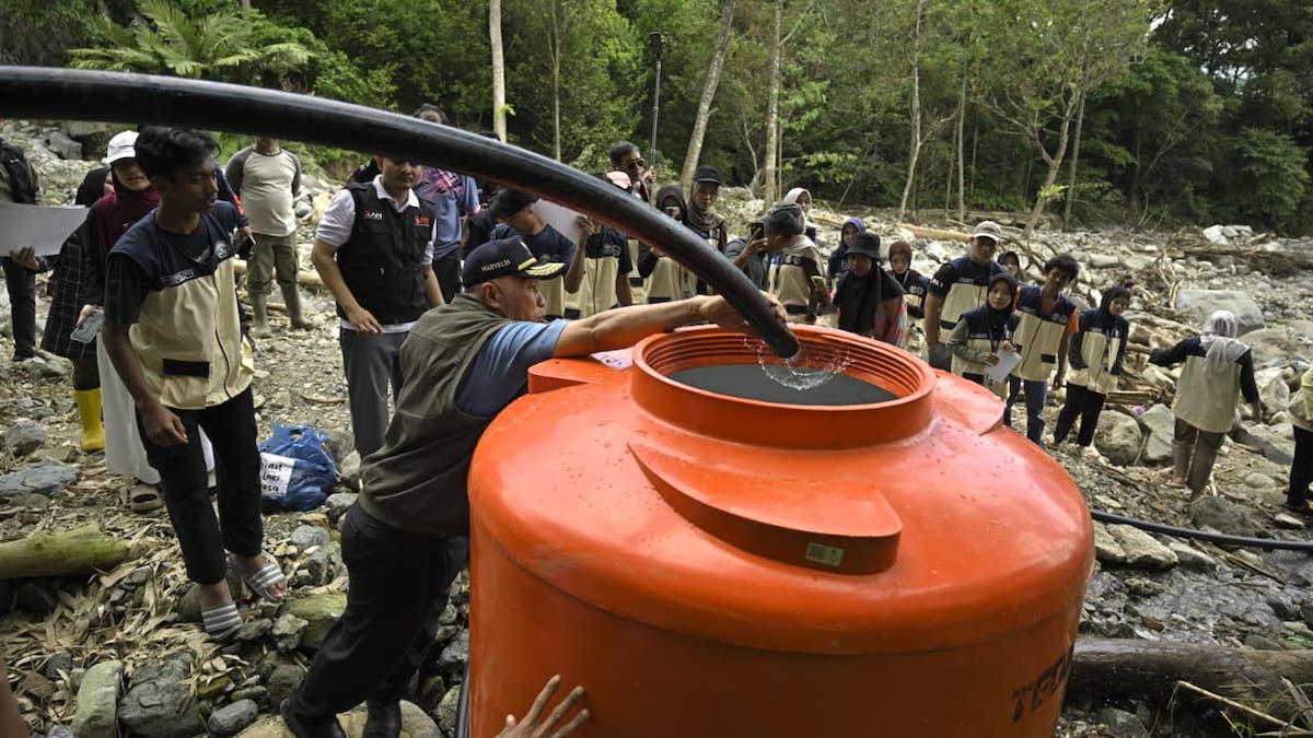Gubernur Mahyeldi lakukan pipanisasi air bersih untuk warga terdampak bencana di Tanah Datar. (dok. istimewa)