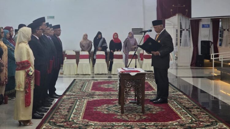 Gubernur Mahyeldi lantik enam pejabat tinggi di lingkup Pemprov Sumbar. (dok. istimewa)