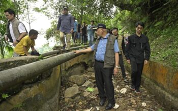 Gubernur Mahyeldi mengecek kondisi irigasi Banda Gadang Kabupaten Solok. (dok. istimewa)