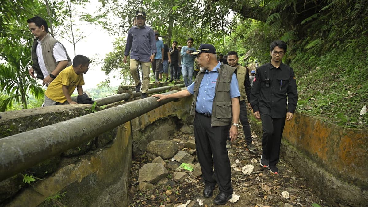Gubernur Mahyeldi mengecek kondisi irigasi Banda Gadang Kabupaten Solok. (dok. istimewa)