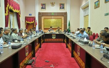 Gubernur Mahyeldi rakor terkait masalah air bersih pascabencana di Padang. (dok. istimewa)