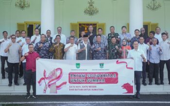 Gubernur Mahyeldi terima bantuan bencana dari Batam. (dok. istimewa)