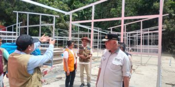 Gubernur Mahyeldi tinjau huntara di Bayang Utara. (dok. adpsb)