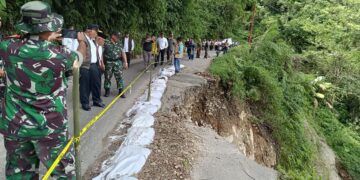 Gubernur Mahyeldi tinjau jalan rusak di Talu. (dok. adpsb)