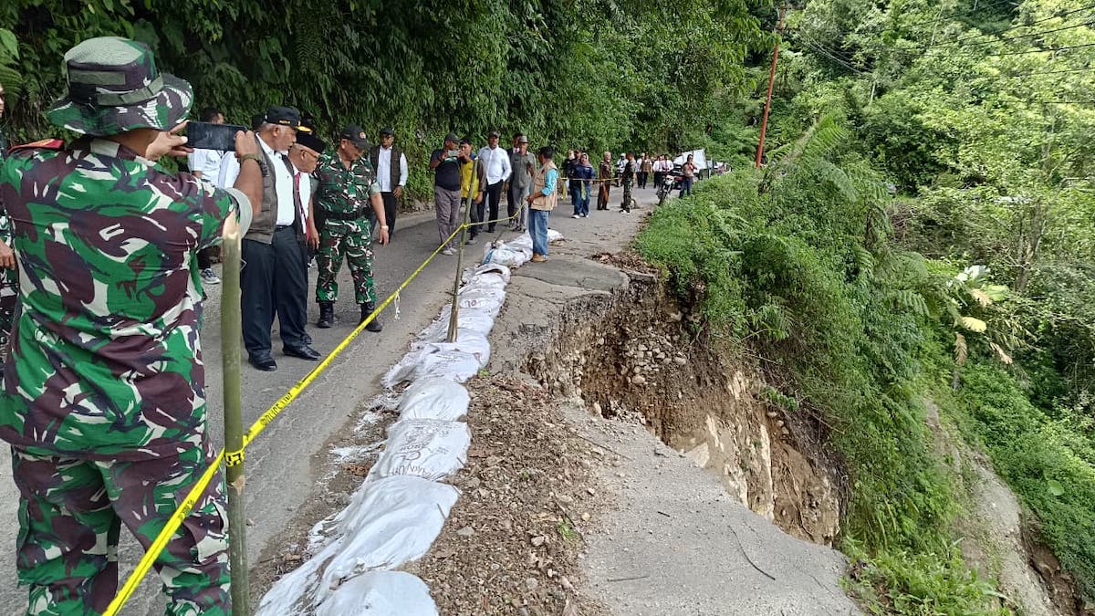 Gubernur Mahyeldi tinjau jalan rusak di Talu. (dok. adpsb)