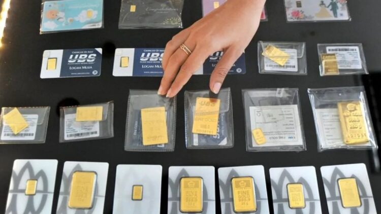 Ilustrasi - Karyawan merapikan emas batangan. ANTARA FOTO/Iggoy el Fitra/aa.