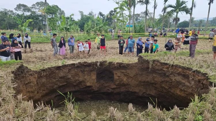 Sinkhole muncul di Nagari Situjuah Batua, Kabupaten Limapuluh Kota, Sumbar, Minggu (4/1/2026) (Foto: beritasumbar.com)