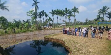 Air sinkhole di Limapuluh Kota bewarna kebiruan dan jernih. (ANTARA/HO-Frv)