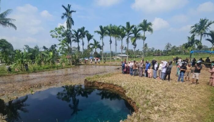 Air Biru di Sinkhole Situjuah Batua Limapuluh Kota, Ternyata Ini Penyebabnya