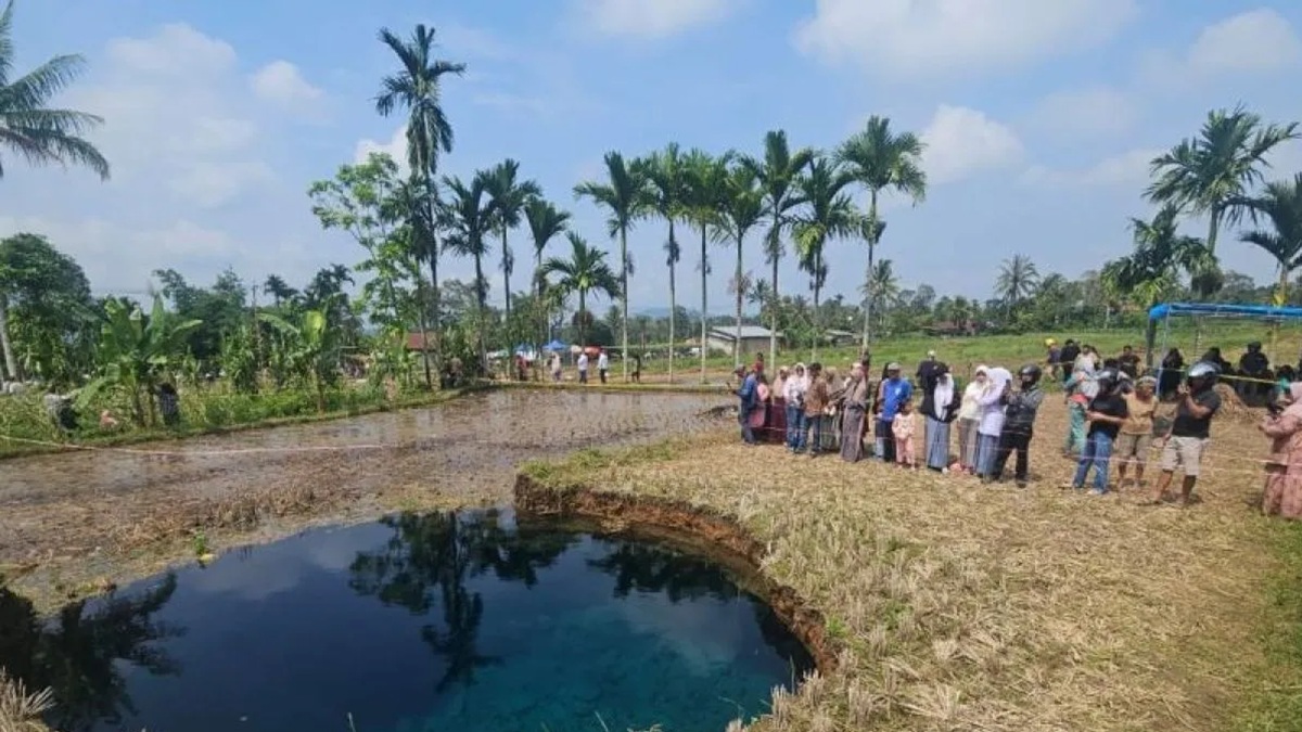 Air sinkhole di Limapuluh Kota bewarna kebiruan dan jernih. (ANTARA/HO-Frv)