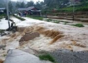 Banjir Putus Jalan Provinsi Palupuh–Koto Tinggi di Agam