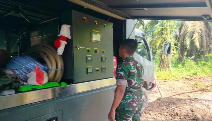TNI Bantu Penyintas Bencana di Huntara Kayu Pasak dengan Air Minum Siap Konsumsi