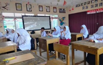 Usai jadi Lokasi Pengungsian, Siswa SDN 05 Kayu Pasak Kembali Belajar di Kelas
