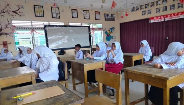 Usai jadi Lokasi Pengungsian, Siswa SDN 05 Kayu Pasak Kembali Belajar di Kelas