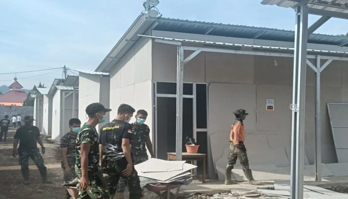 Sinergi TNI–Polri Percepat Pemulihan Sumbar, Bersihkan Pasar hingga Rumah Warga