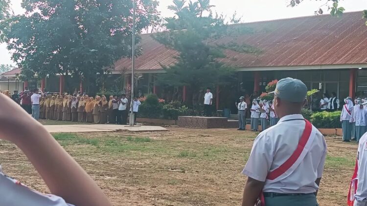 Wakil Menteri Pendidikan Dasar dan Menengah RI, Atip Latipulhayat menjadi pembina upacara pada pembelajaran hari pertama pascabencana banjir bandang di SMAN 12 Padang, Sumatera Barat. (ANTARA/Miko Elfisha)