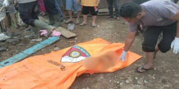 Personil Brimob Polda Sumbar, Polsek Palembayan dan masyarakat sedang mengevakuasi jasad korban banjir bandang ditemukan di Kampung Tanjung Nagari Salareh Aia Timur, Kecamatan Palembayan, Kamis (1/1) sekitar pukul 18.00 WIB. Dok ANTARA/HO/Polsek Palembayan