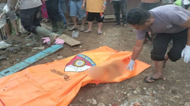 Personil Brimob Polda Sumbar, Polsek Palembayan dan masyarakat sedang mengevakuasi jasad korban banjir bandang ditemukan di Kampung Tanjung Nagari Salareh Aia Timur, Kecamatan Palembayan, Kamis (1/1) sekitar pukul 18.00 WIB. Dok ANTARA/HO/Polsek Palembayan