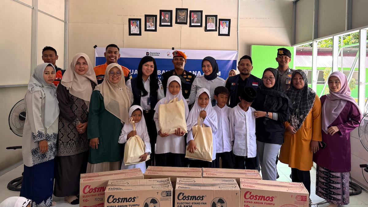 KAI Divre II Sumbar Bersama KAI Properti Sapa Sekolah Terdampak Bencana Banjir di Batang Anai. (dok. istimewa)