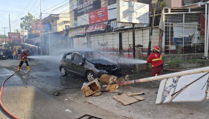Mobil Terbakar di Jalan Adinegoro Padang, Warga Dengar Suara Benturan Keras