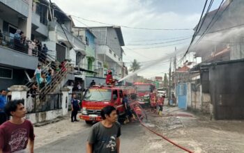 Kebakaran gudang ikan di Tanah Baroyo Padang Barat. (dok. istimewa)