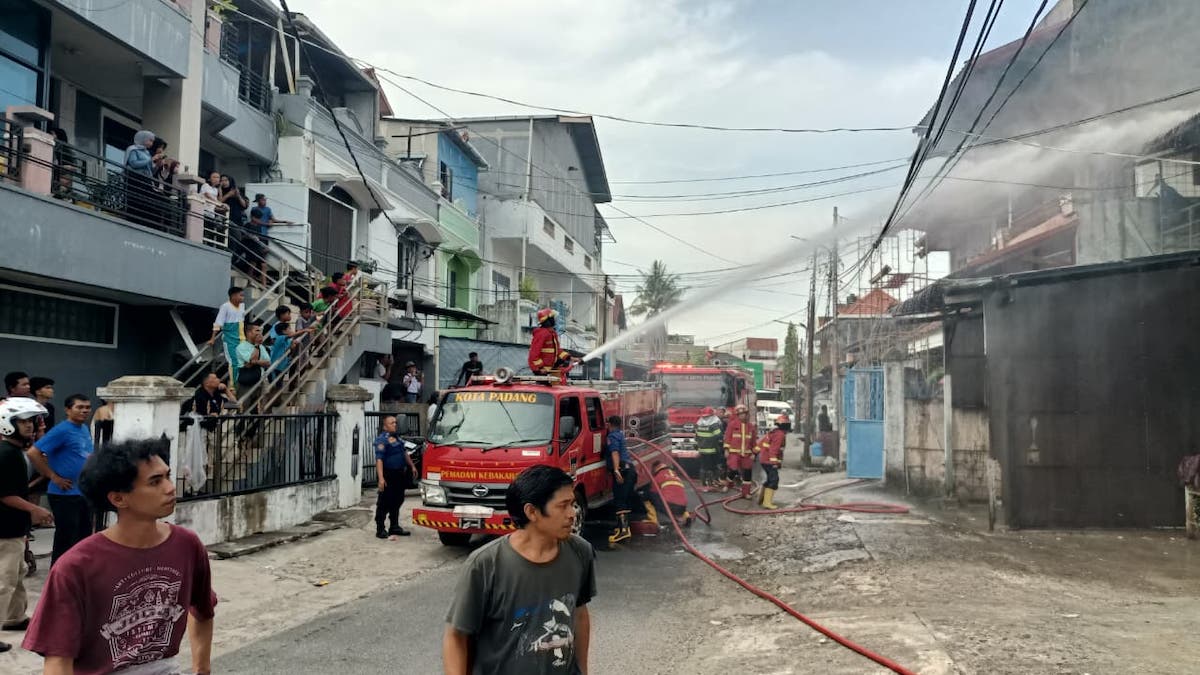 Kebakaran gudang ikan di Tanah Baroyo Padang Barat. (dok. istimewa)