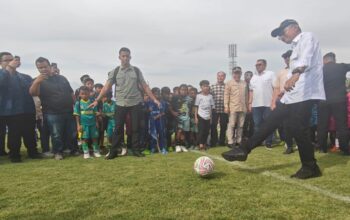 Menteri PU Dodi Hanggodo lakukan sepakan pertama tanda dimulainya Andre Rosiade Cup 1 2026. (dok. istimewa)