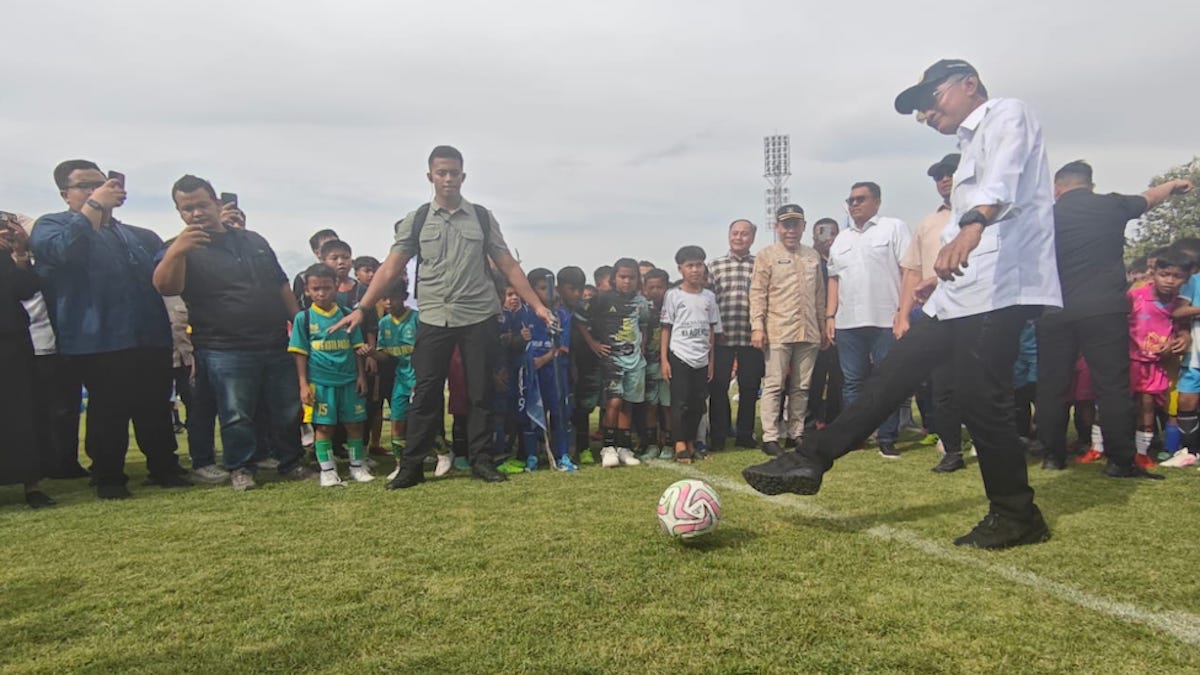 Menteri PU Dodi Hanggodo lakukan sepakan pertama tanda dimulainya Andre Rosiade Cup 1 2026. (dok. istimewa)