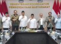 Menteri UMKM Maman Abdurrahman mengikuti rapat koordinasi tentang penguatan UMKM di wilayah terdampak bencana Sumatra bersama Menko Pemberdayaan Masyarakat serta menteri terkait di Kemenko Pemberdayaan Masyarakat, Jakarta. (Foto: Istimewa)