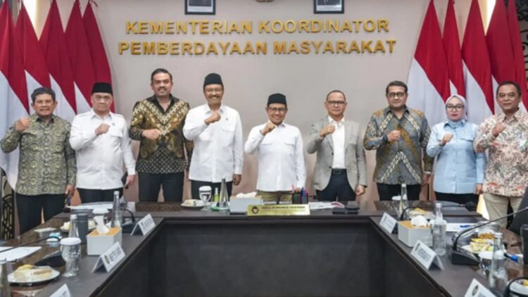 Menteri UMKM Maman Abdurrahman mengikuti rapat koordinasi tentang penguatan UMKM di wilayah terdampak bencana Sumatra bersama Menko Pemberdayaan Masyarakat serta menteri terkait di Kemenko Pemberdayaan Masyarakat, Jakarta. (Foto: Istimewa)