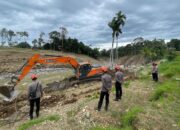 Anggota Brimob Gotong Royong Perbaiki Jalan dan Gorong-Gorong di Agam