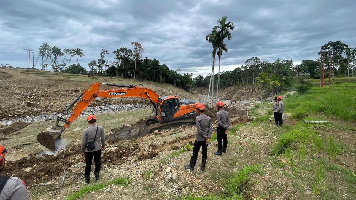 Momen anggota Brimob perbaiki jalan di Agam. (dok. istimewa)