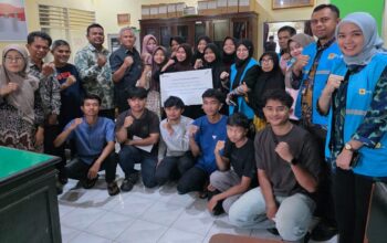 PLN salurkan beasiswa pendidikan untuk korban terdampak bencana di Agam. (dok. Humas PLN)