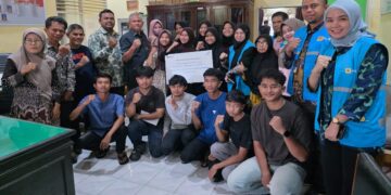 PLN salurkan beasiswa pendidikan untuk korban terdampak bencana di Agam. (dok. Humas PLN)