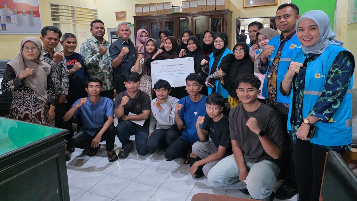 PLN salurkan beasiswa pendidikan untuk korban terdampak bencana di Agam. (dok. Humas PLN)