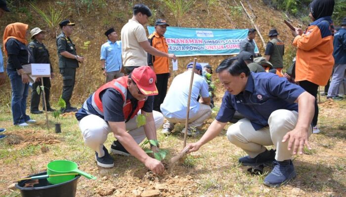 PT Semen Padang Serahkan 10 Ribu Bibit Kaliandra Dukung Gerakan Sejuta Pohon