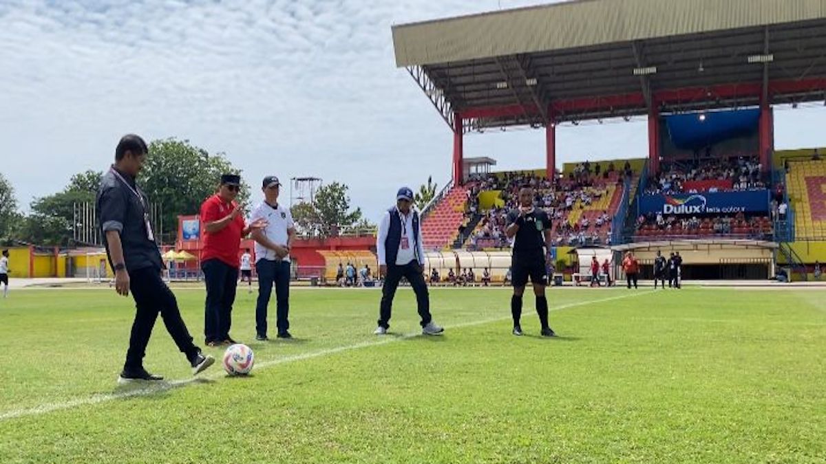 Pembukaan Liga 4 Sumbar di GHAS ditandai dengan sepakan perdana oleh eks pelatih Timnas U23 Indra Sjafri. (dok. istimewa)
