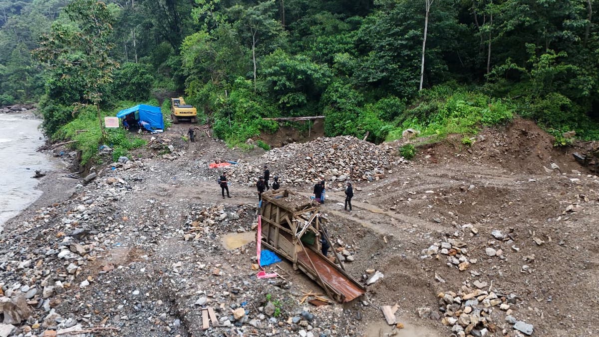 Penertiban tambang ilegal oleh Tim PETI Sumbar. (dok. istimewa)